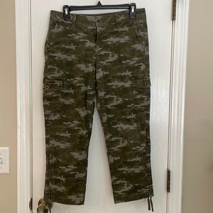 Women’s camo capri pants